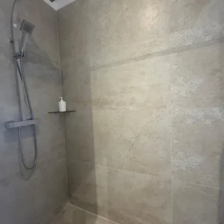 Privée Avec Terrasse Bed & Breakfast 3*